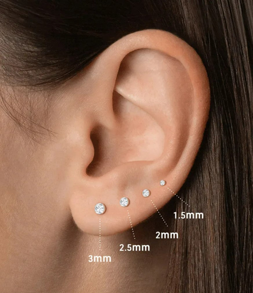 Modelo Elena - Pendientes oro blanco 9K con circonita de 2mm y cierre de rosca. Fabricados en España.